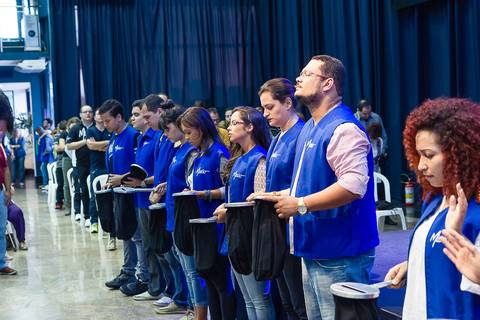 Host consagrando dizimos e ofertas na Igreja Missão Praia da Costa pelo fotógrafo Douglas Maia'