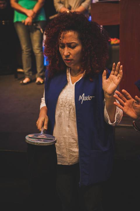 Host em Oração na Igreja Missão Praia da Costa pelo fotógrafo Douglas Maia'