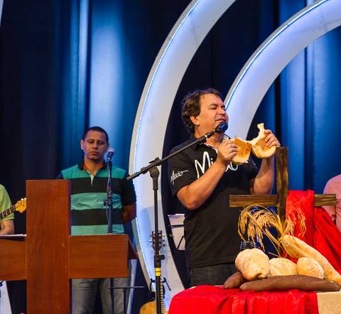 Pastor Simonton parte o Pão na Igreja Missão Praia da Costa pelo fotógrafo Douglas Maia'
