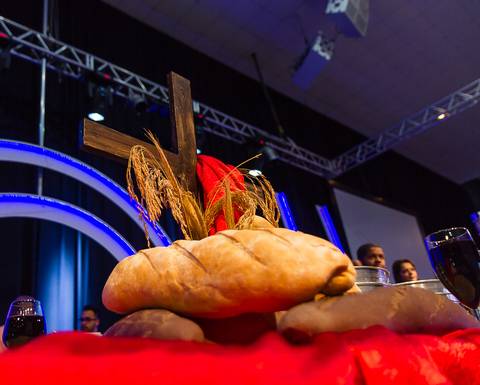 Santa Ceia na Igreja Missão Praia da Costa a Cruz e o Pão pelo fotógrafo Douglas Maia'