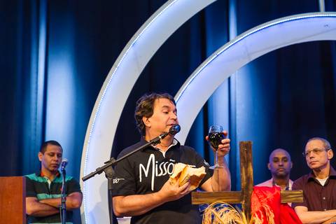 Pastor Simonton pega o cálice na Igreja Missão Praia da Costa pelo fotógrafo Douglas Maia'