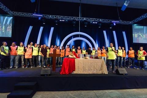 Grupo de futebol na Igreja Missão Praia da Costa pelo fotógrafo Douglas Maia'