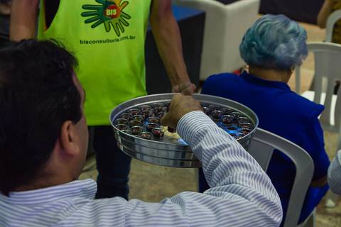 Servindo a Ceia na Igreja Missão Praia da Costa pelo fotógrafo Douglas Maia'