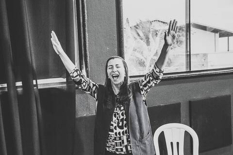 Louvando na Igreja Missão Praia da Costa pelo fotógrafo Douglas Maia'