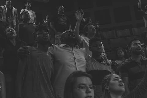 Em Adoração na Igreja Missão Praia da Costa pelo fotógrafo Douglas Maia'