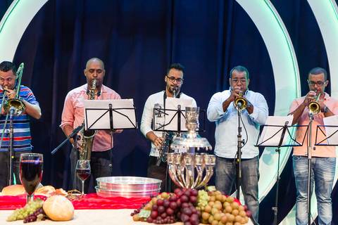 Louvor dos Metais na Igreja Missão Praia da Costa pelo fotógrafo Douglas Maia'