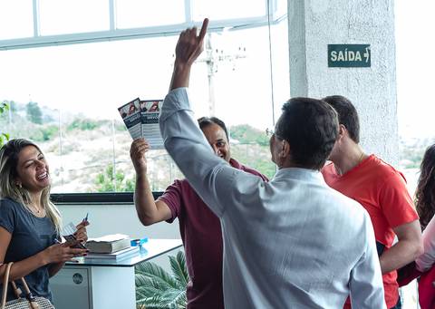 Glória a Deus na Igreja Missão Praia da Costa pelo fotógrafo Douglas Maia'