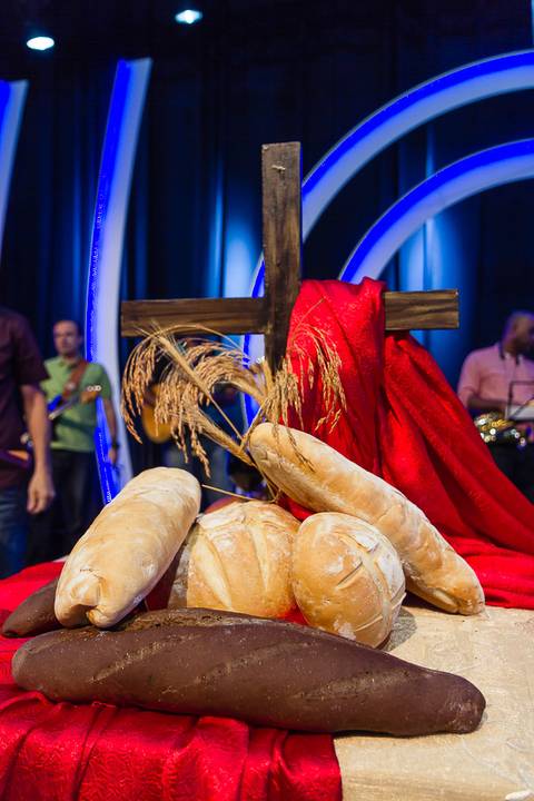 Mesa da Santa Ceia na Igreja Missão Praia da Costa pelo fotógrafo Douglas Maia'