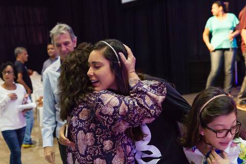 A chegada para santa ceia com as amigas na Igreja Missão Praia da Costa pelo fotógrafo Douglas Maia'