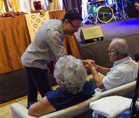 Irmãos em Cristo se cumprimentando na Igreja Missão Praia da Costa pelo fotógrafo Douglas Maia'