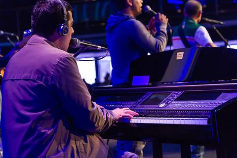 Louvando a Deus com piano na Igreja Missão Praia da Costa pelo fotógrafo Douglas Maia'