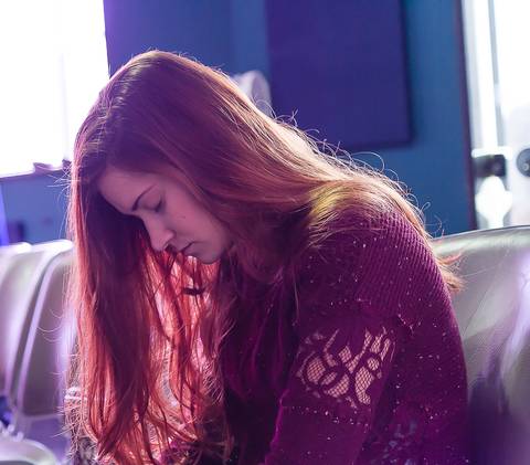 Mulher em oração na Igreja Missão Praia da Costa pelo fotógrafo Douglas Maia'