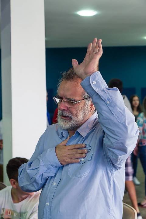 Adorando de todo coração na Igreja Missão Praia da Costa pelo fotógrafo Douglas Maia'