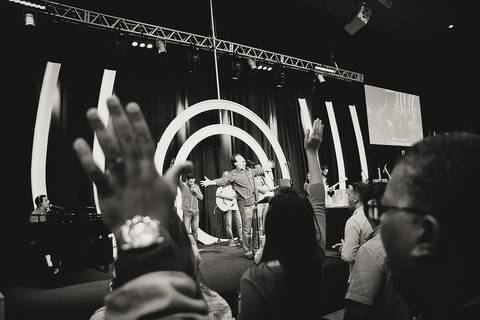 Pastor Simonton adorando a Deus na Igreja Missão Praia da Costa pelo fotógrafo Douglas Maia'