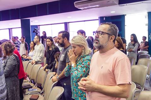 Fiéis em oração na Igreja Missão Praia da Costa pelo fotógrafo Douglas Maia'