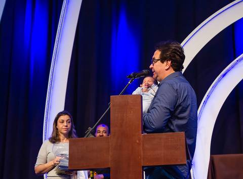 Pastor Simonton com criança no colo para apresentação na Igreja Missão Praia da Costa pelo fotógrafo Douglas Maia'