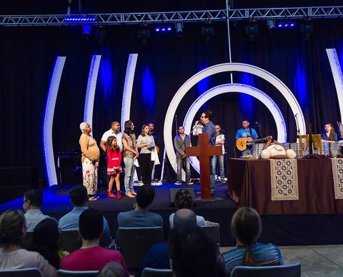 Pastor Simonton com família de criança em sua apresentação na Igreja Missão Praia da Costa pelo fotógrafo Douglas Maia'