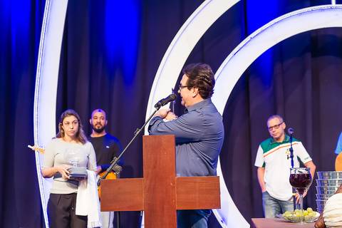 Pastor Simonton abençoa criança na Igreja Missão Praia da Costa pelo fotógrafo Douglas Maia'
