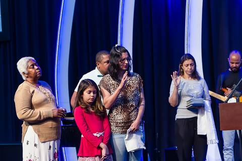 Família orando na Igreja Missão Praia da Costa pelo fotógrafo Douglas Maia'