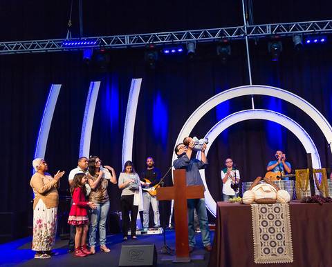 Pastor Simonton apresenta criança a Deus na Igreja Missão Praia da Costa pelo fotógrafo Douglas Maia'