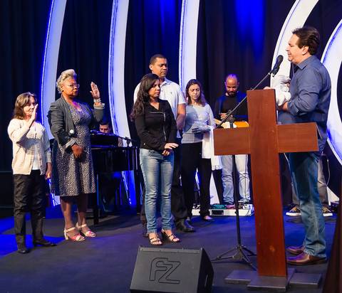 Oração apresentando criança a Deus na Igreja Missão Praia da Costa pelo fotógrafo Douglas Maia'