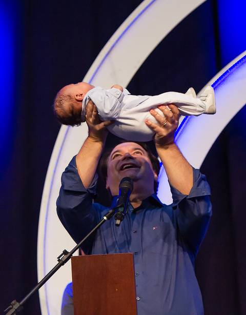 Pastor Simonton consagra criança a Deus na Igreja Missão Praia da Costa pelo fotógrafo Douglas Maia'