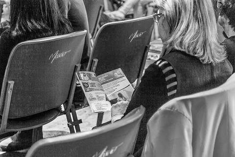 Lendo antes do culto na Igreja Missão Praia da Costa pelo fotógrafo Douglas Maia'