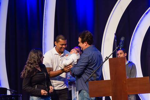 Pastor entrega criança ao pai na Igreja Missão Praia da Costa pelo fotógrafo Douglas Maia'