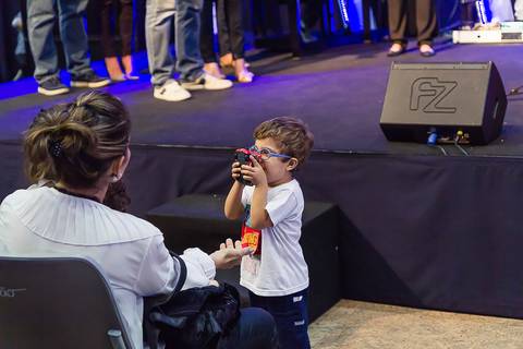 Menino brincando na Igreja Missão Praia da Costa pelo fotógrafo Douglas Maia'