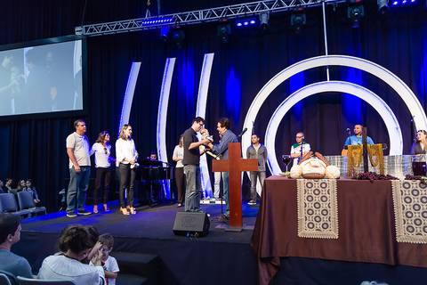 Pai entrega criança ao Pastor Simonton na Igreja Missão Praia da Costa pelo fotógrafo Douglas Maia'