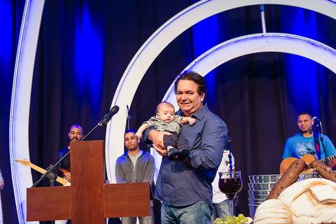 Pastor Simonton com menino que será apresentado na Igreja Missão Praia da Costa pelo fotógrafo Douglas Maia'