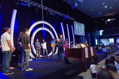 Pastor falando na apresentação de menino na Igreja Missão Praia da Costa pelo fotógrafo Douglas Maia'