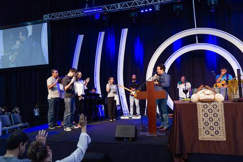Pastor intercede por criança na Igreja Missão Praia da Costa pelo fotógrafo Douglas Maia'