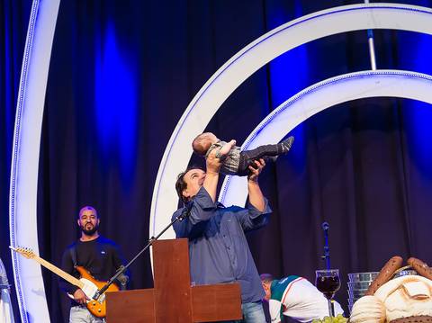 Pastor Simonton levanta menino e o apresenta a Deus na Igreja Missão Praia da Costa pelo fotógrafo Douglas Maia'