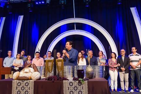 Pastor Simonton pregando na Igreja Missão Praia da Costa pelo fotógrafo Douglas Maia'