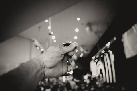 Segurando o pão e o cálice na Santa Ceia na Igreja Missão Praia da Costa pelo fotógrafo Douglas Maia'