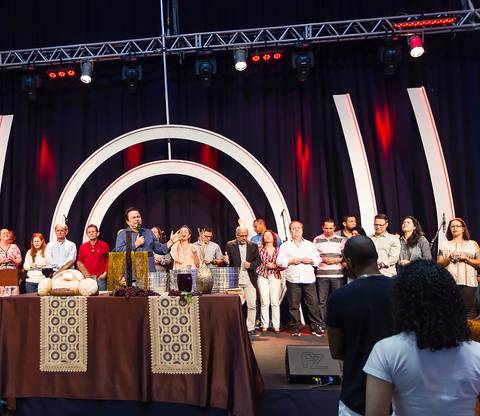 Momento de oração na Igreja Missão Praia da Costa pelo fotógrafo Douglas Maia'