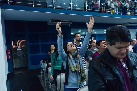 Louvando ao Criador na Igreja Missão Praia da Costa pelo fotógrafo Douglas Maia'