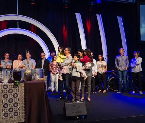 Pastor e sua família recebendo oração na Igreja Missão Praia da Costa pelo fotógrafo Douglas Maia'