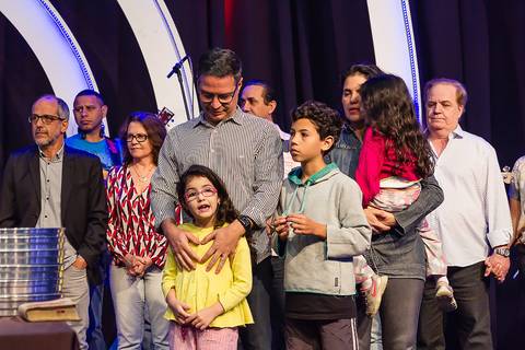 Pastor e família na Igreja Missão Praia da Costa pelo fotógrafo Douglas Maia'
