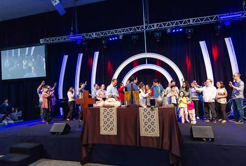 Oração na Igreja Missão Praia da Costa pelo fotógrafo Douglas Maia'