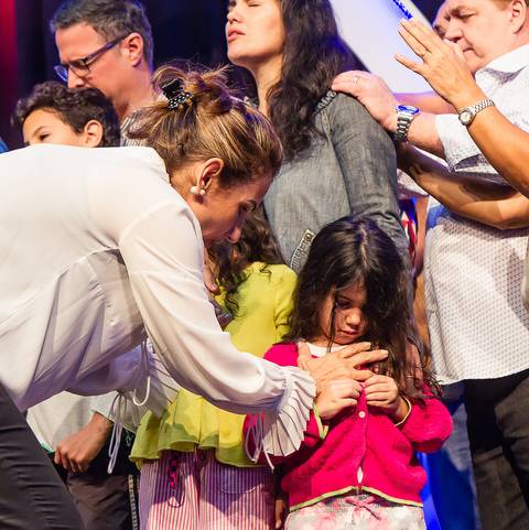 Criança recebendo oração na Igreja Missão Praia da Costa pelo fotógrafo Douglas Maia'