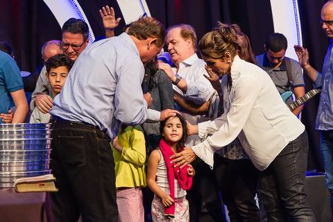 Pastor e família recebem oração na Igreja Missão Praia da Costa pelo fotógrafo Douglas Maia'