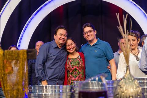 Pastor Simonton ao lado de casal na Igreja Missão Praia da Costa pelo fotógrafo Douglas Maia'