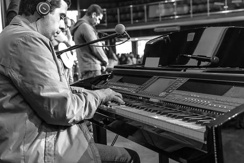 Tocando piano na Igreja Missão Praia da Costa pelo fotógrafo Douglas Maia'