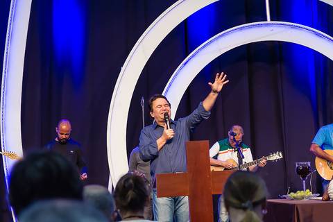 Pastor Simonton abençoando a Igreja Missão Praia da Costa pelo fotógrafo Douglas Maia'