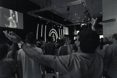 Culto na Igreja Missão Praia da Costa pelo fotógrafo Douglas Maia'