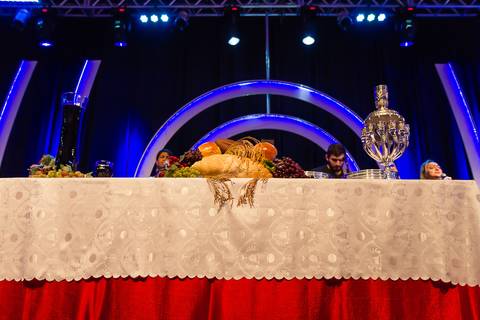 Mesa da Santa Ceia na Igreja Missão Praia da Costa pelo fotógrafo Douglas Maia'