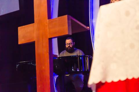 A cruz e o piano na Igreja Missão Praia da Costa pelo fotógrafo Douglas Maia'