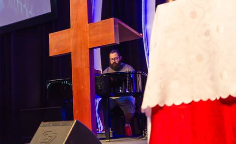 Adorando a Deus com o piano na Igreja Missão Praia da Costa pelo fotógrafo Douglas Maia'